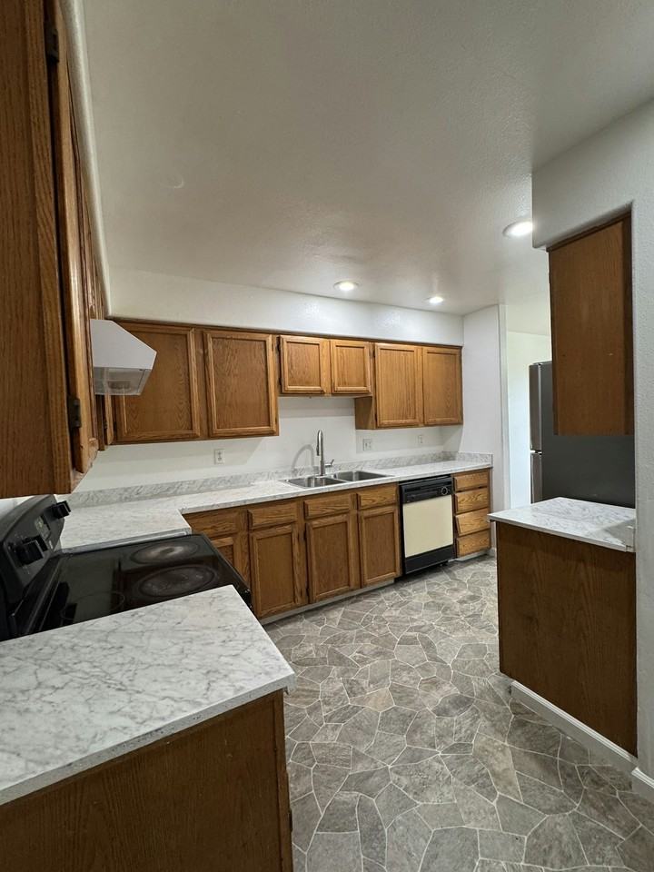 9 76th Street Southeast, Unit B - Photo 3 of 27