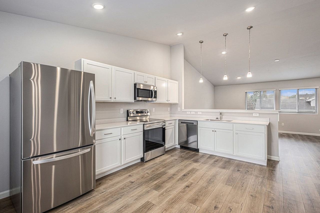 11121 Farmway Dr - Photo 2 of 24