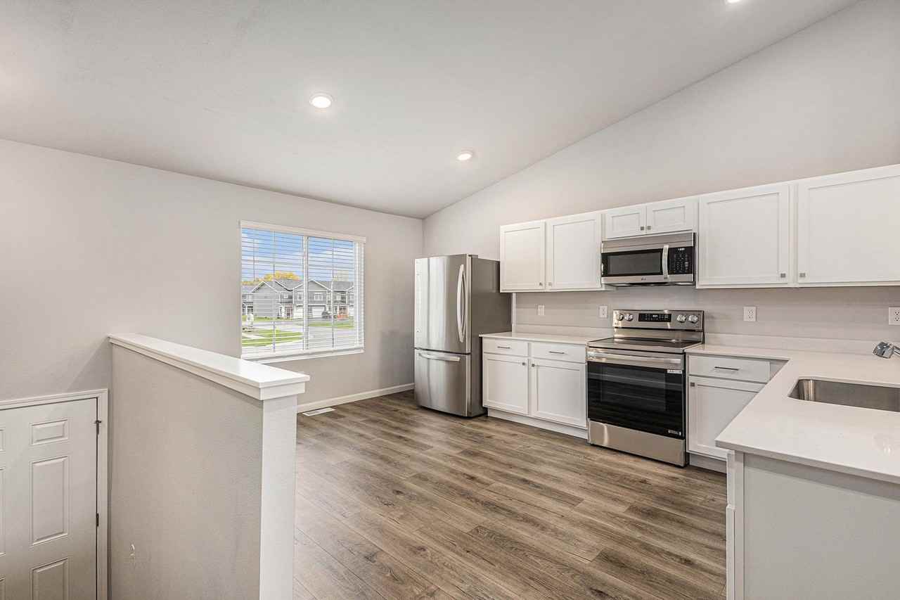 11121 Farmway Dr - Photo 3 of 24