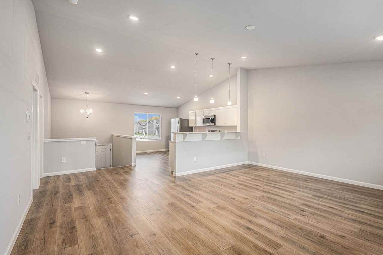 11121 Farmway Dr - Photo 4 of 24