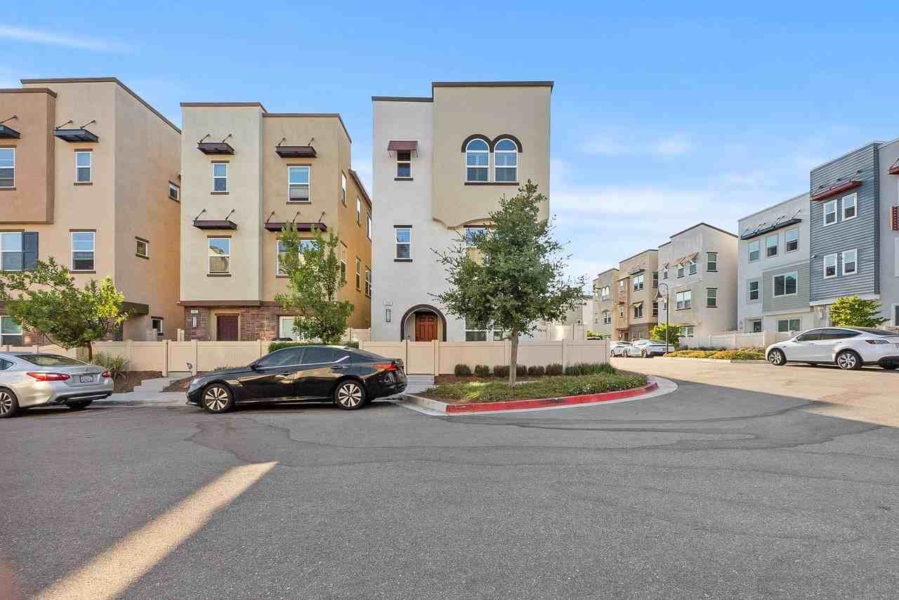 749 Daniel Freeman Cir - Photo 2 of 30