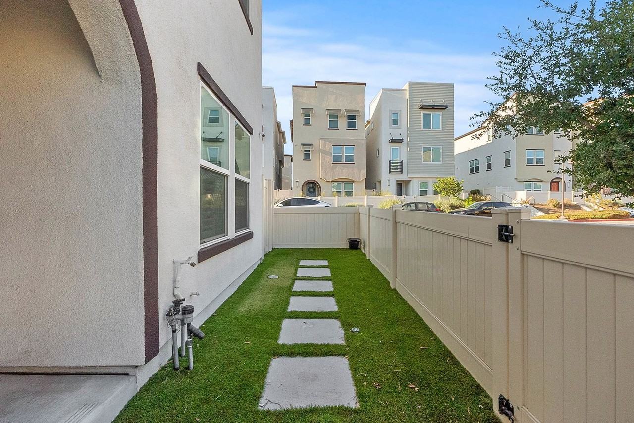 749 Daniel Freeman Cir - Photo 3 of 30