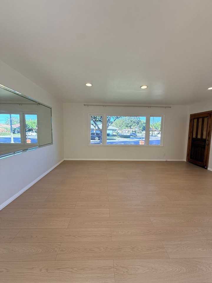 826 S Clementine St - Photo 3 of 26