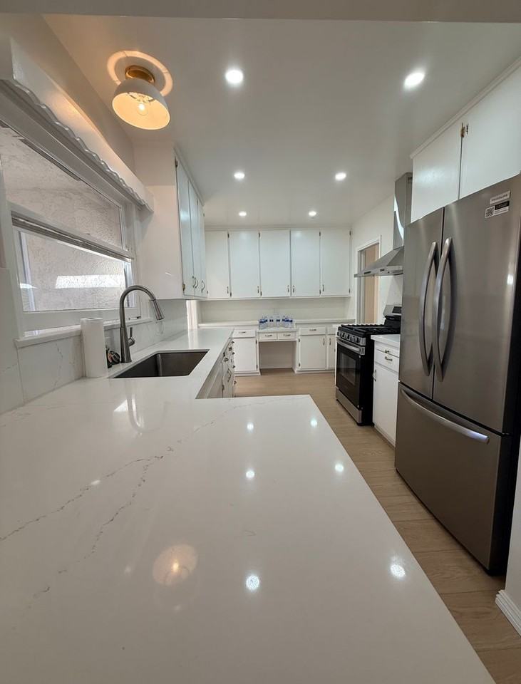 826 S Clementine St - Photo 7 of 26