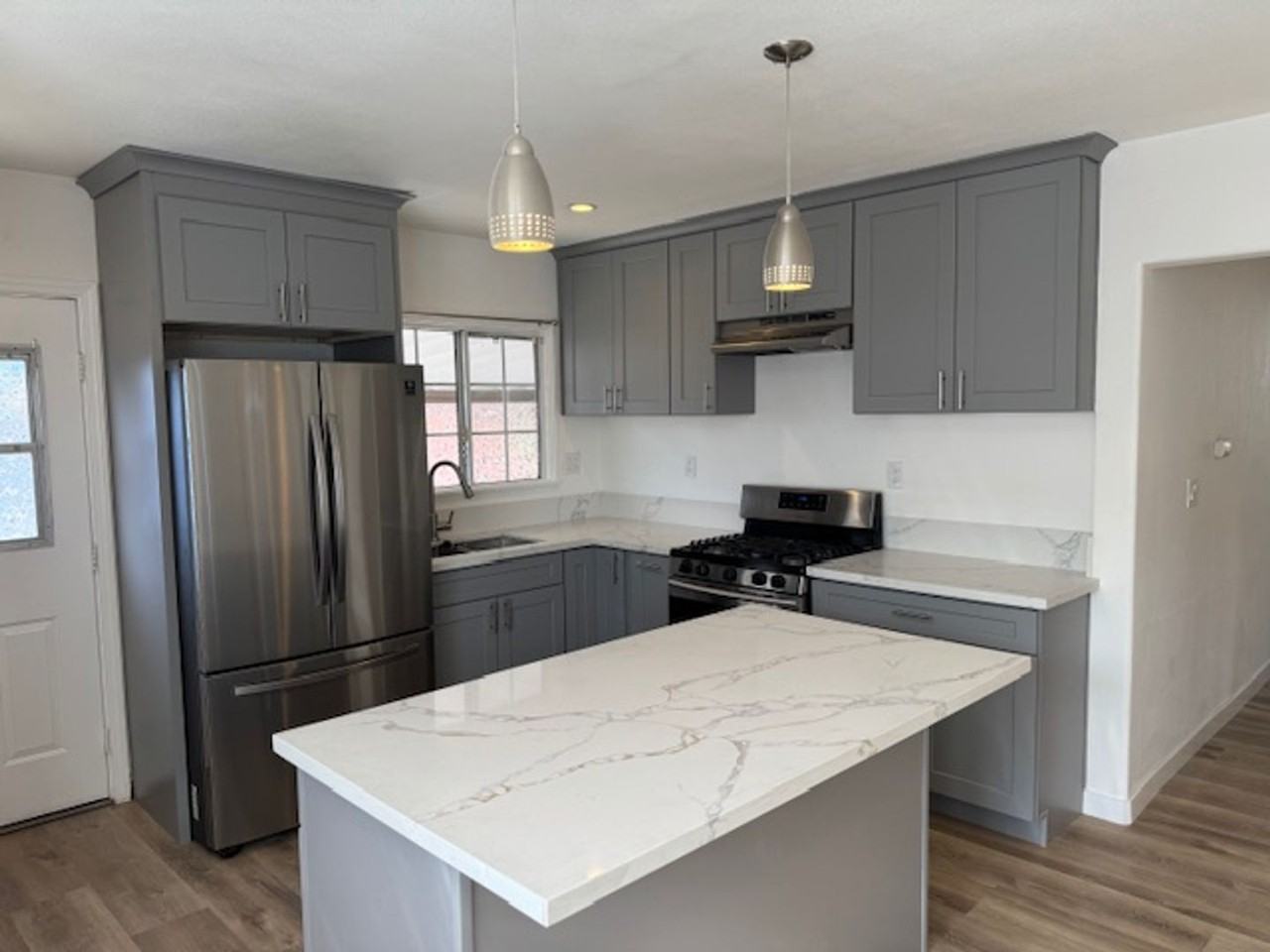 3211 N Park Ln - Photo 2 of 40