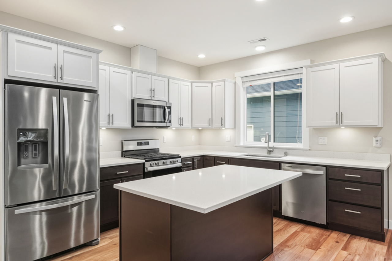 1136 Falcon Ct - Photo 3 of 19