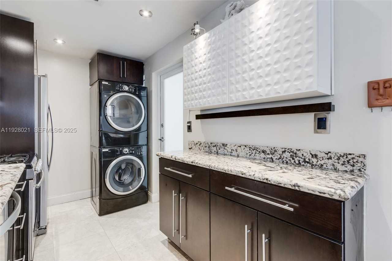 1110 Venetian Way #11101A - Photo 3 of 19