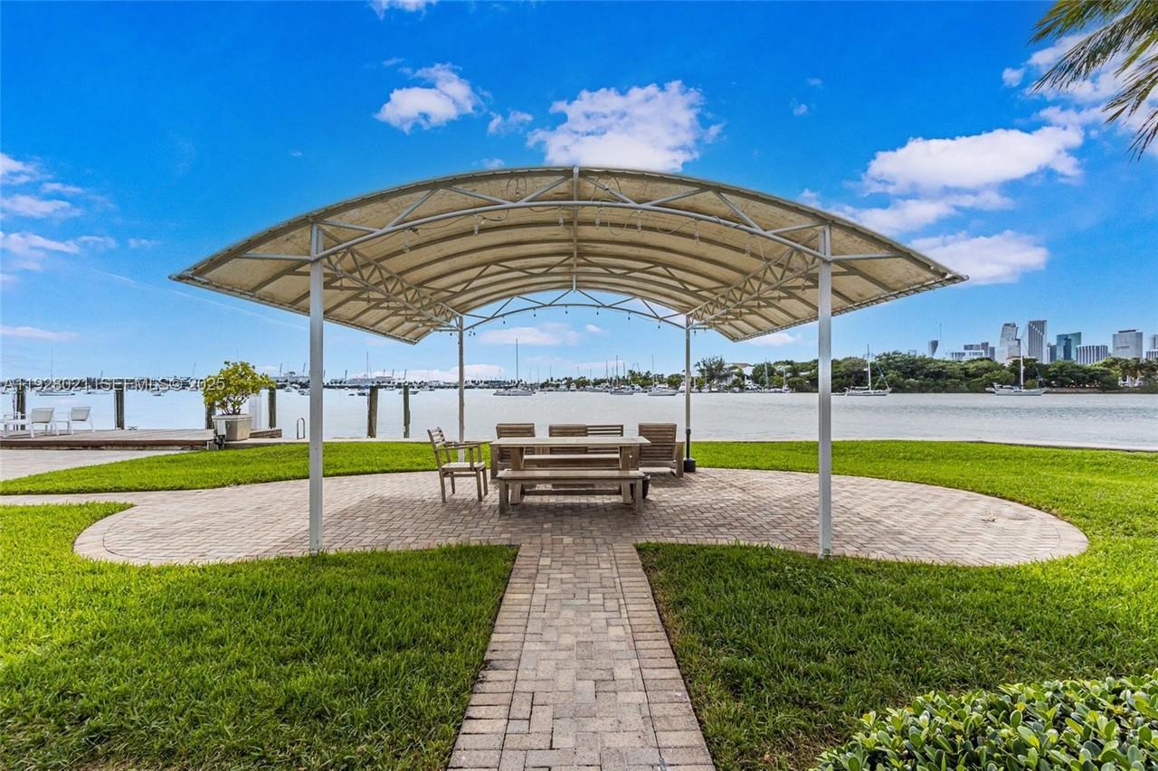 1110 Venetian Way #11101A - Photo 6 of 19