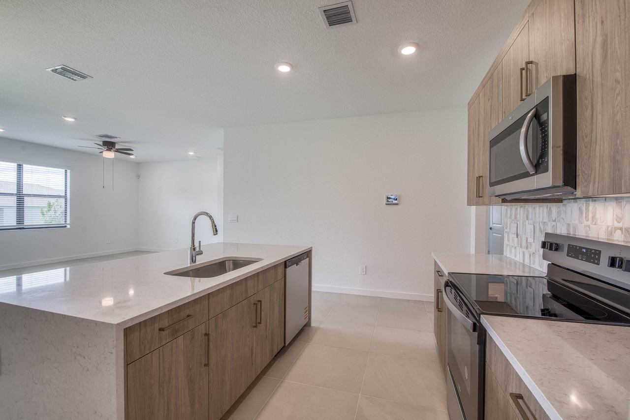 2071 Ne Cedar St #2071 - Photo 2 of 34