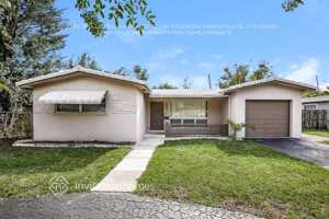 featured image of 921 E Hawthorne Cir