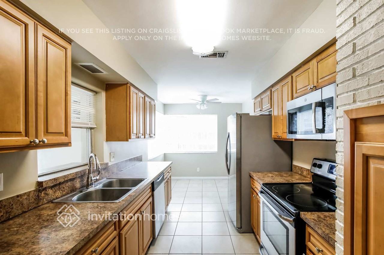 921 E Hawthorne Cir - Photo 5 of 17