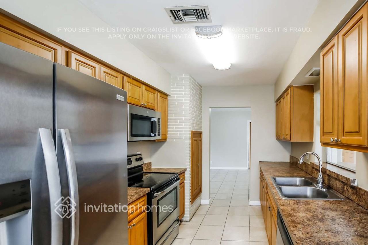 921 E Hawthorne Cir - Photo 6 of 17