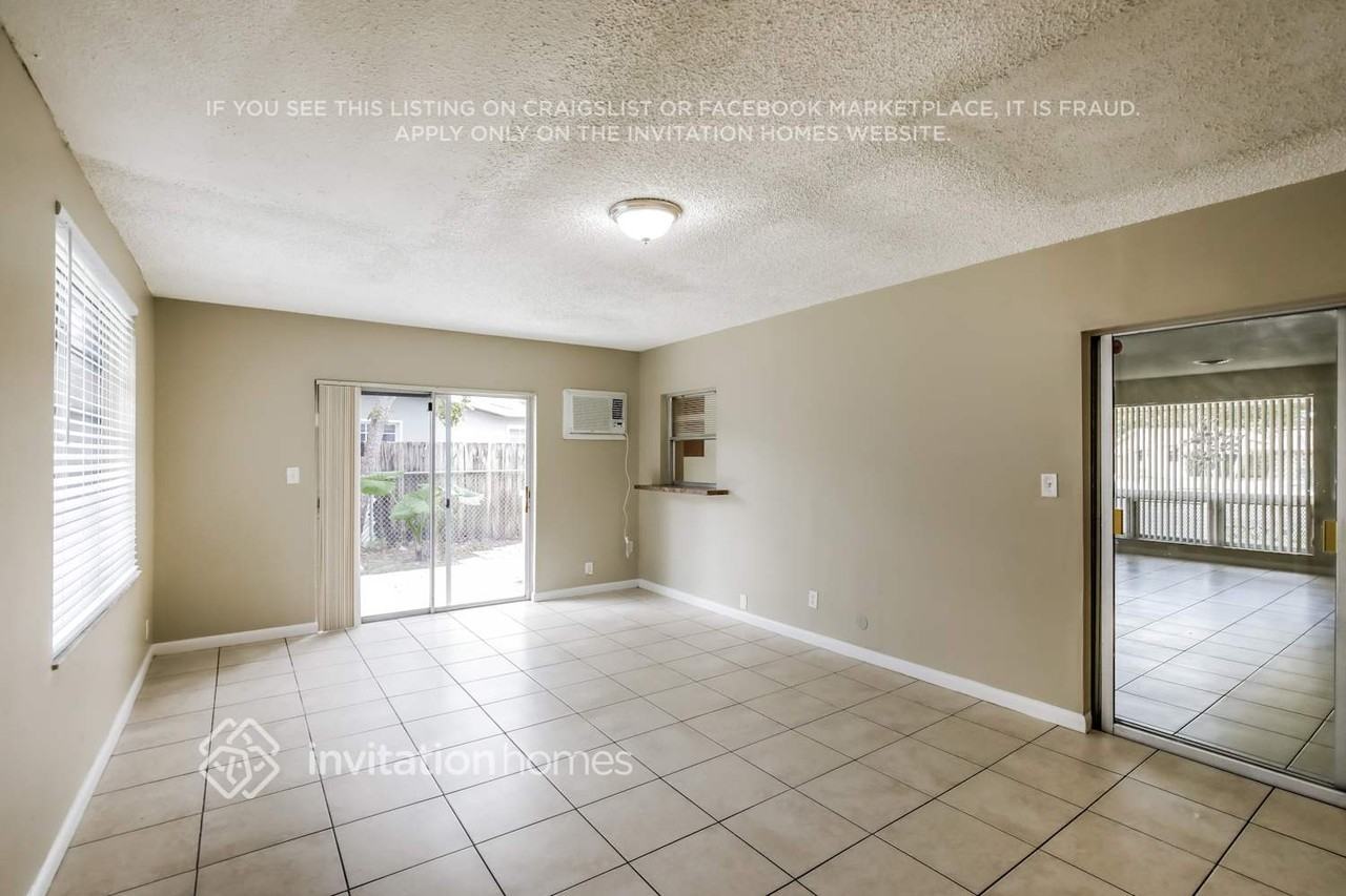 921 E Hawthorne Cir - Photo 7 of 17