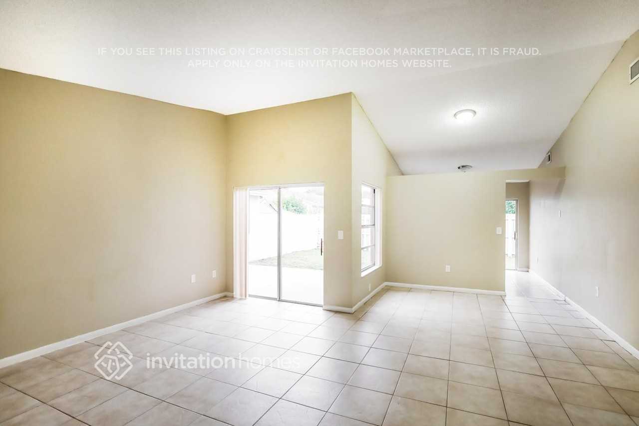 19922 Nw 67th Pl - Photo 3 of 17