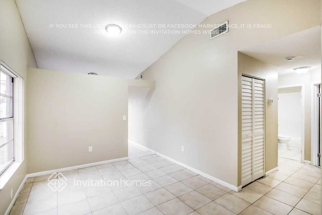 19922 Nw 67th Pl - Photo 4 of 17