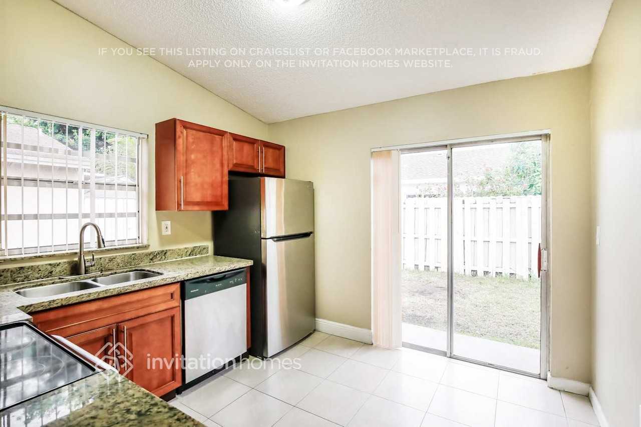 19922 Nw 67th Pl - Photo 6 of 17