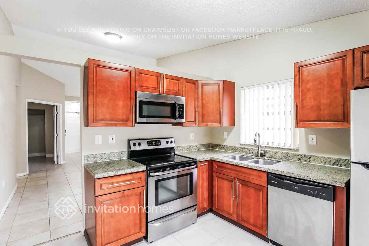 19922 Nw 67th Pl - Photo 7 of 17