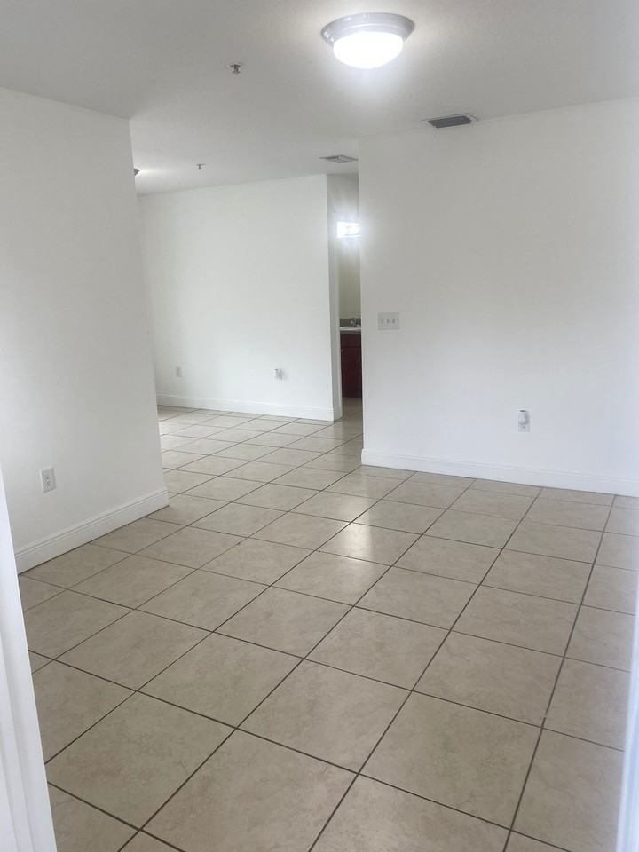 Palm West Apartment Holdings, LLC - Photo 5 of 35