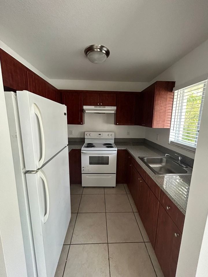 Palm West Apartment Holdings, LLC - Photo 6 of 35