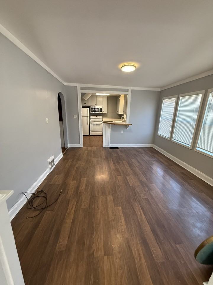 630 N Pleasant St Independence, MO 64050 - Photo 3 of 9