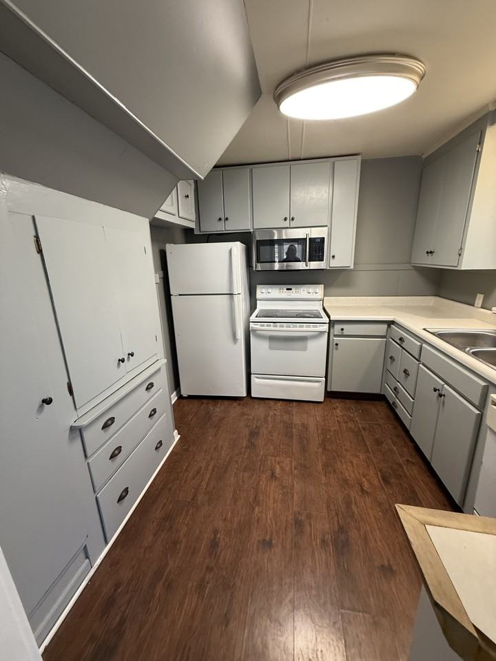 630 N Pleasant St Independence, MO 64050 - Photo 4 of 9