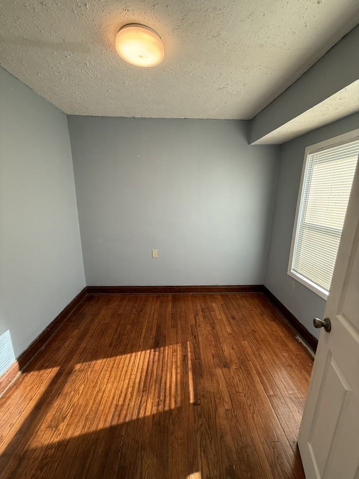 630 N Pleasant St Independence, MO 64050 - Photo 5 of 9