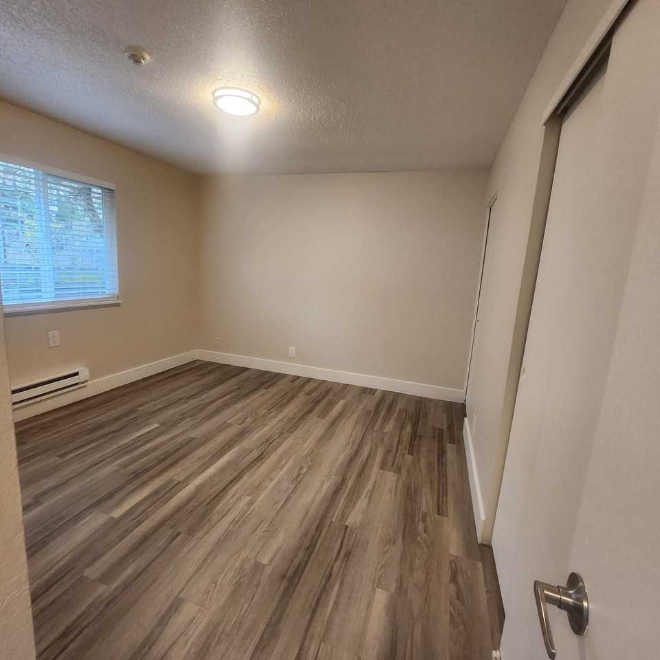 647 Dutton Avenue - Photo 4 of 8