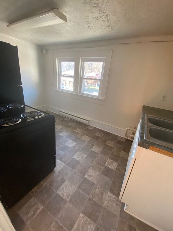 916 College Ave - Photo 7 of 17