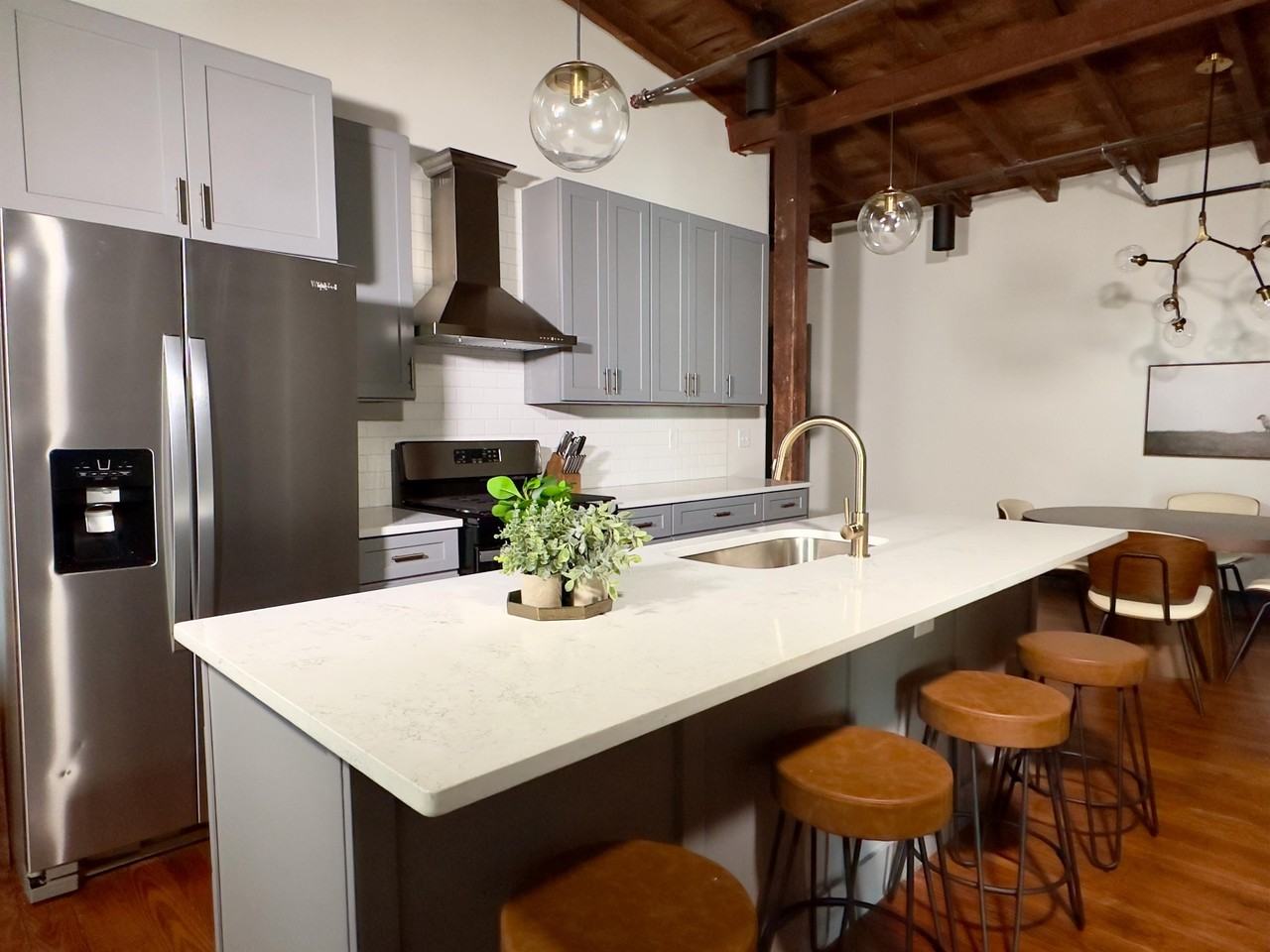 437 West Grant Street - Photo 4 of 50