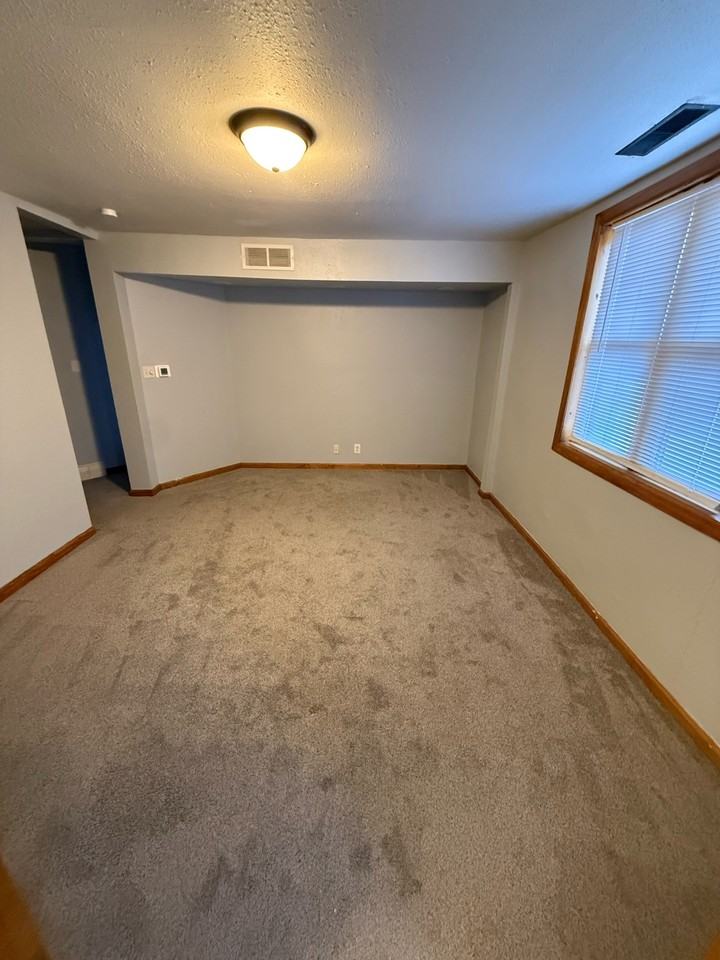 1560 Iowa - Photo 3 of 21