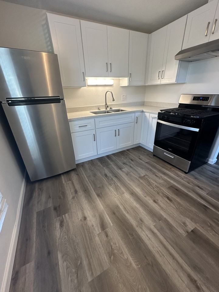 2236 Hillsborough Ct #8 - Photo 5 of 13