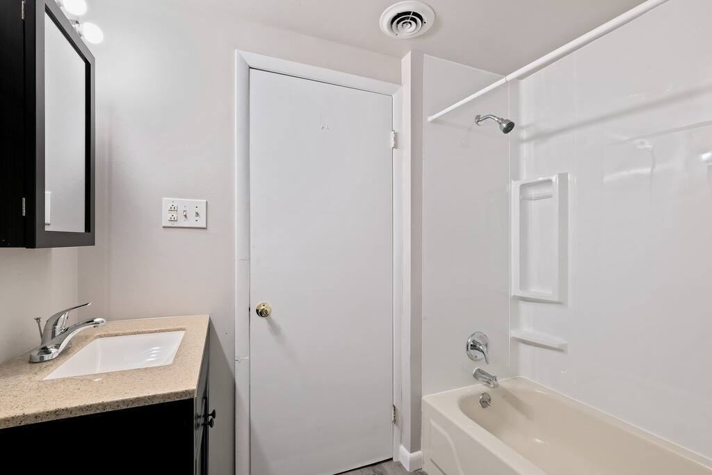 802 S. 10th St - Photo 5 of 9