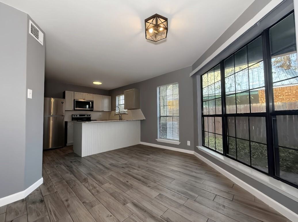 1900 West Taylor Street - Photo 4 of 35