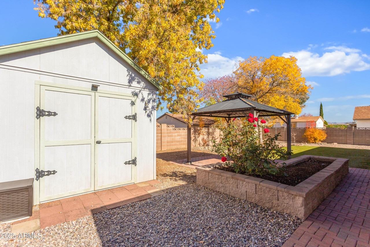 1675 Wildflower Dr - Photo 3 of 33