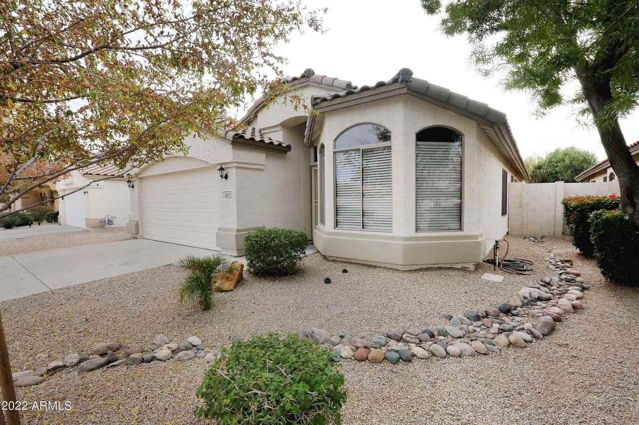 11217 W Edgemont Ave - Photo 3 of 47