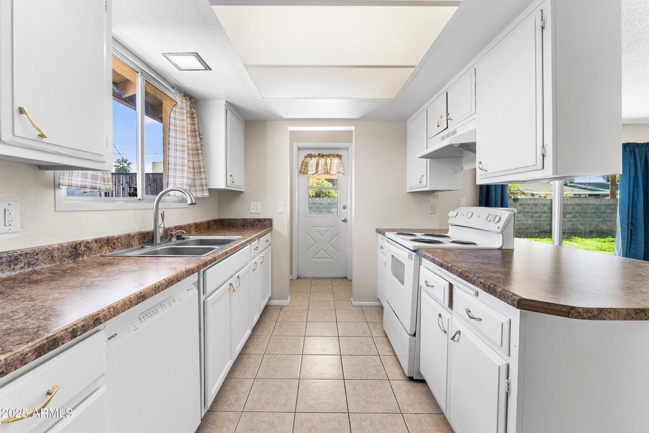 4401 W Claremont St - Photo 2 of 19