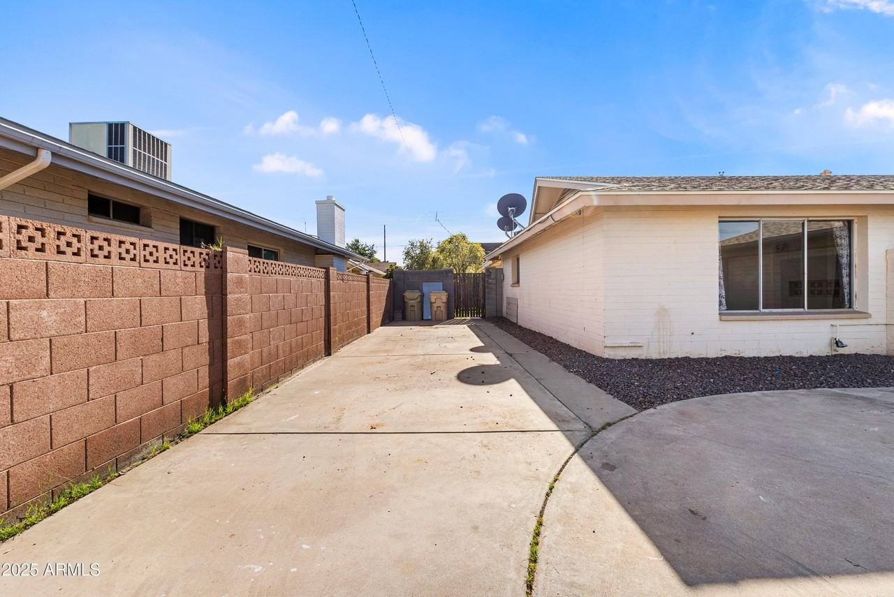 4401 W Claremont St - Photo 4 of 19