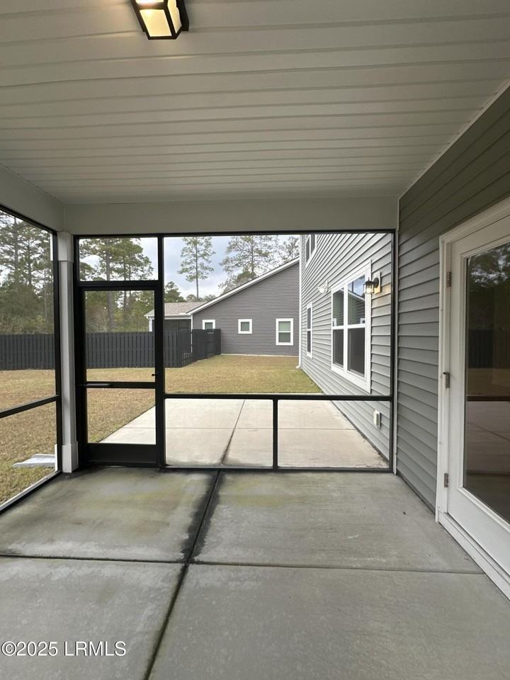 1083 Danner Dr - Photo 4 of 36