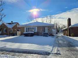 featured image of 39 Lennox Ave