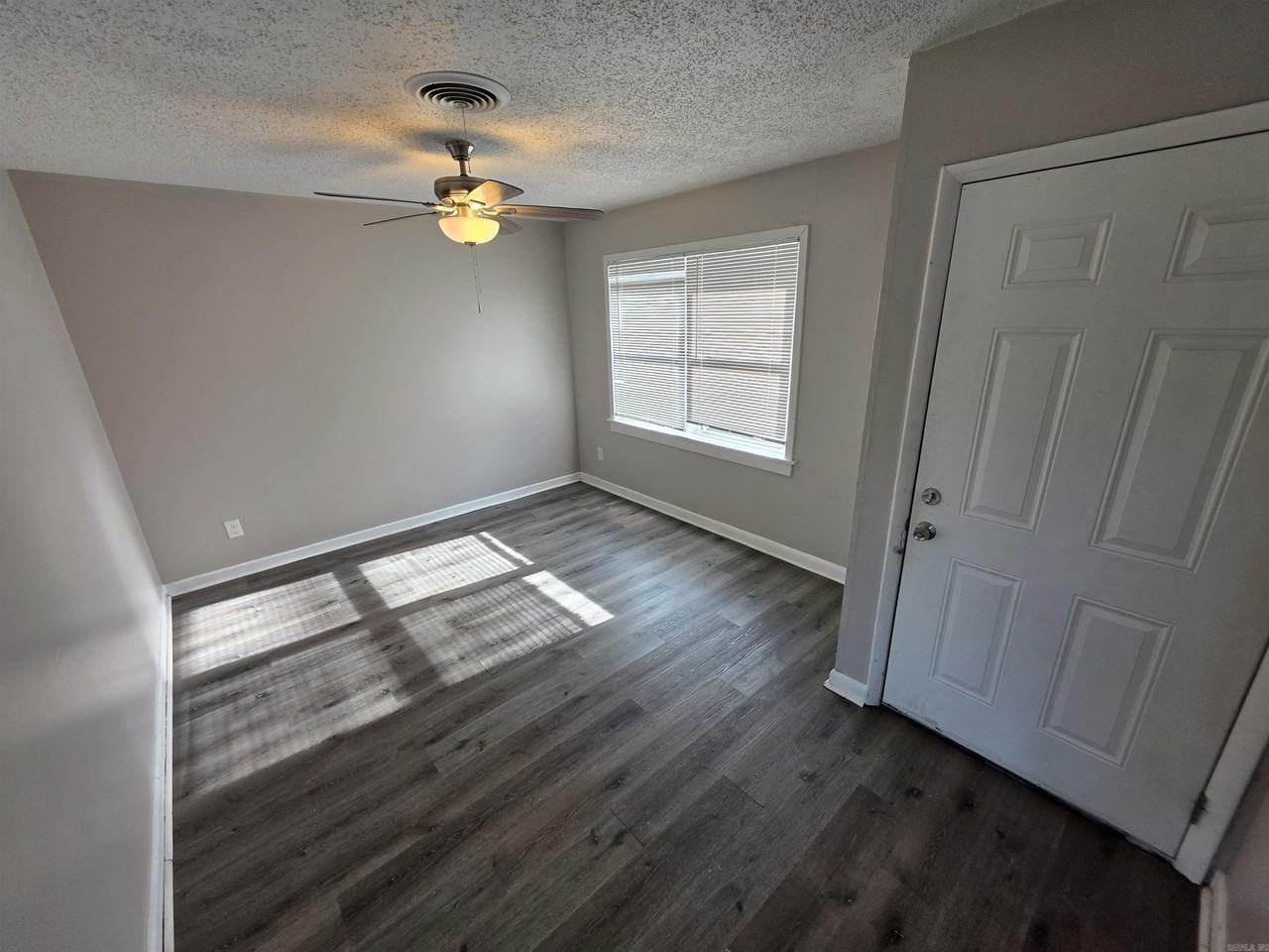 8 W Windsor Dr - Photo 4 of 18