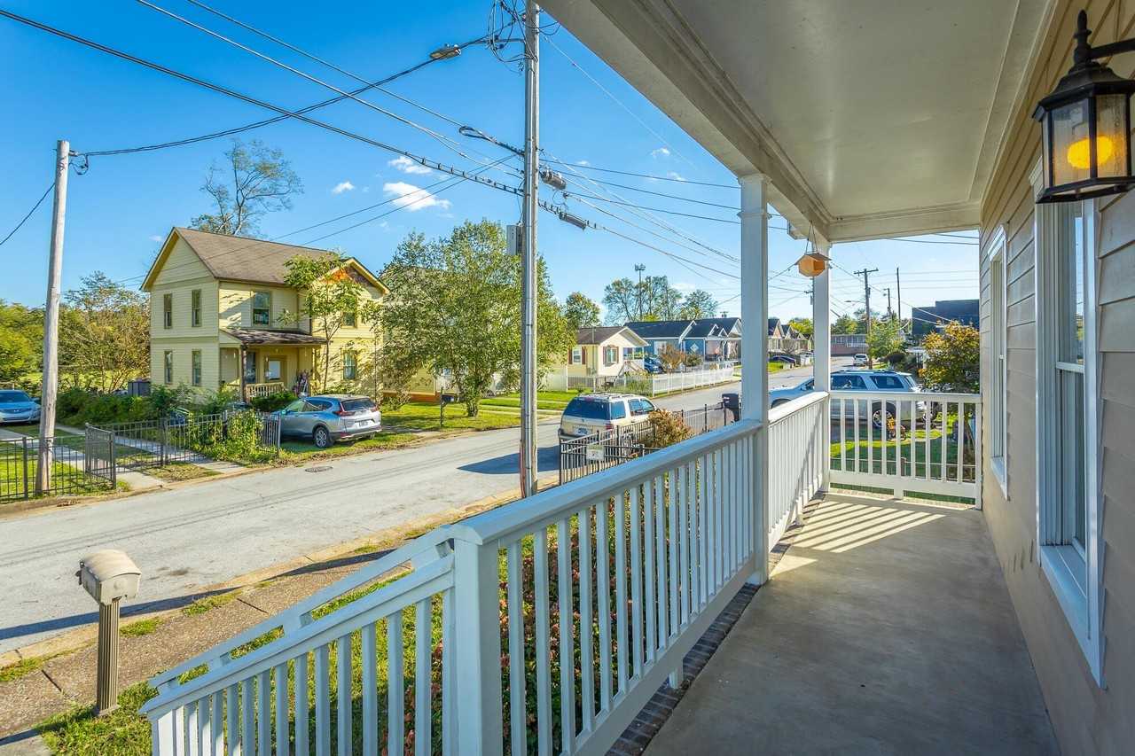 619 N Holly St - Photo 4 of 41