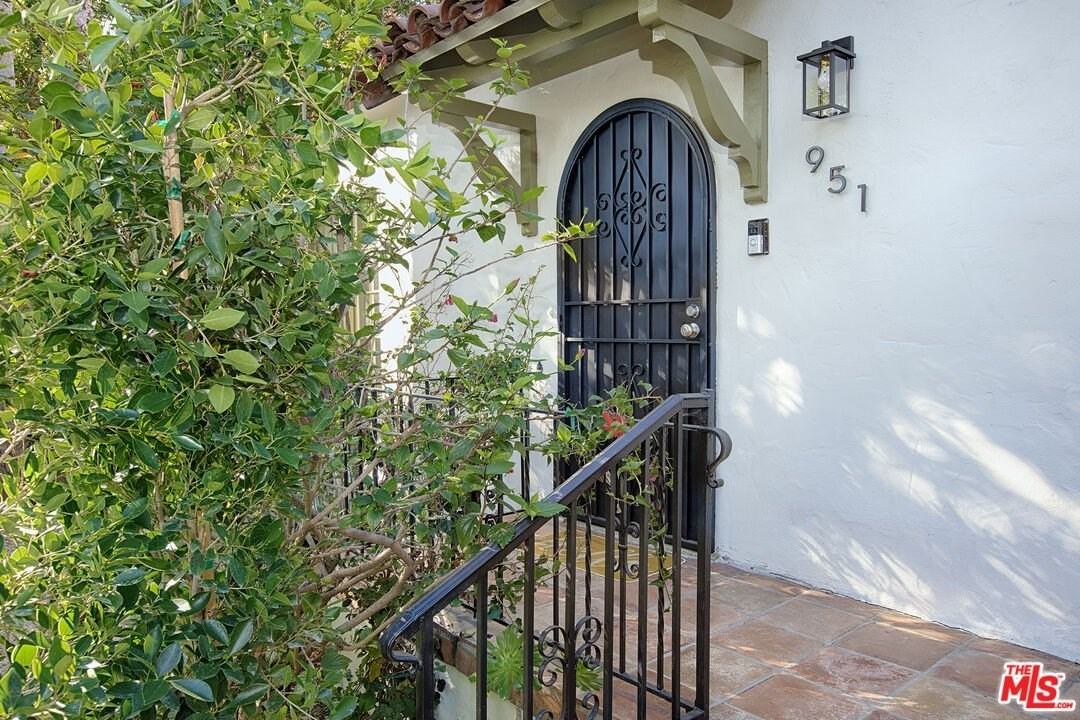 951 N Martel Ave - Photo 5 of 34