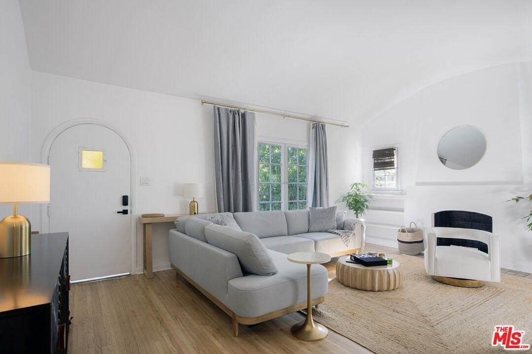 951 N Martel Ave - Photo 7 of 34