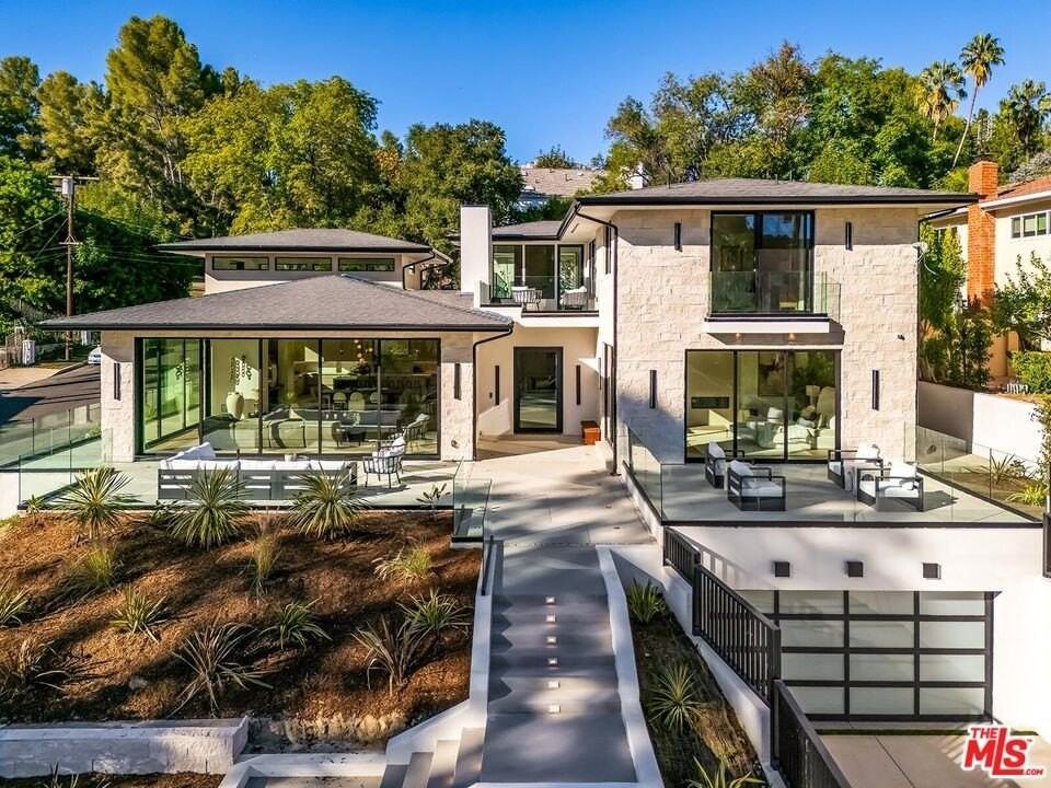 16879 Mooncrest Dr - Photo 2 of 50