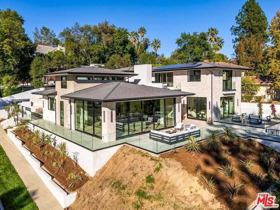 16879 Mooncrest Dr - Photo 3 of 50