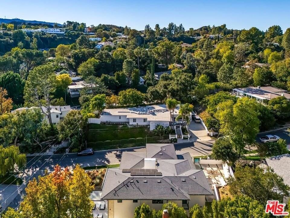 16879 Mooncrest Dr - Photo 6 of 50