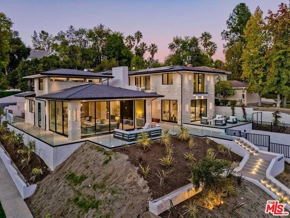 16879 Mooncrest Dr - Photo 7 of 50