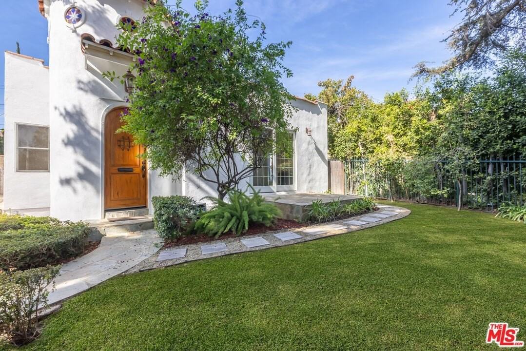 1557 N Stanley Ave - Photo 2 of 47