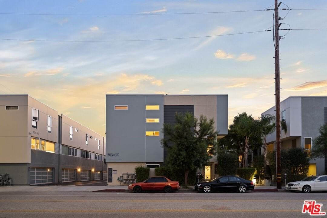 310 Washington Blvd Unit 201 #201 - Photo 3 of 29