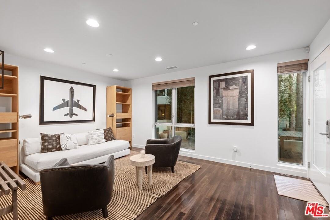 310 Washington Blvd Unit 201 #201 - Photo 4 of 29